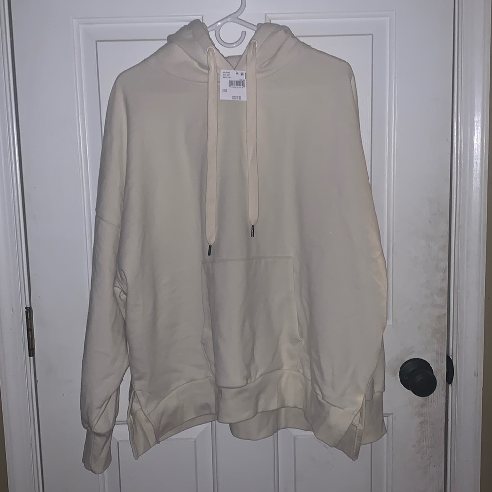 Brand new medium white “this feels seriously huggable by American eagle “